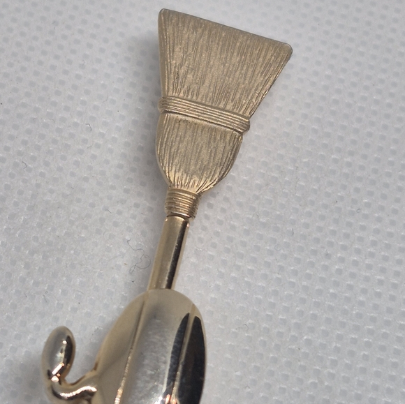 VINTAGE Curling Rock And Broom Gold Tone Brooch - Picture 12 of 16